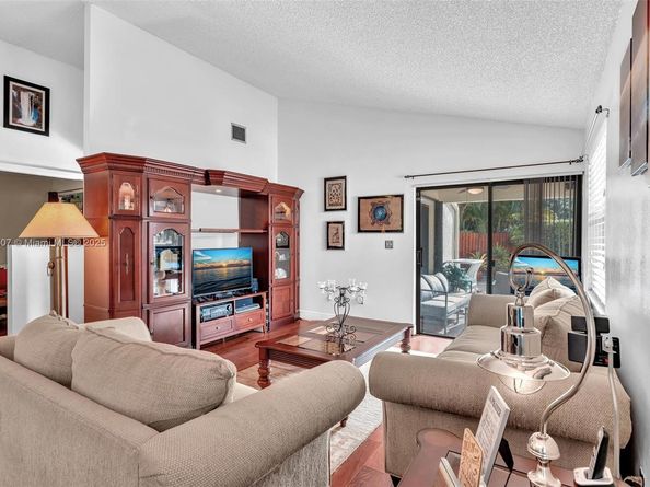 631 SW 113th Ave, Pembroke Pines FL 33025