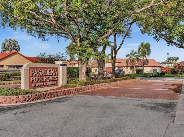 631 SW 113th Ave, Pembroke Pines FL 33025