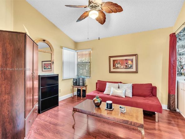 631 SW 113th Ave, Pembroke Pines FL 33025