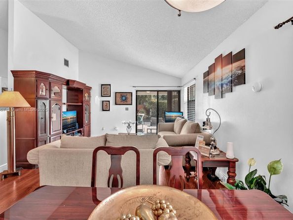 631 SW 113th Ave, Pembroke Pines FL 33025