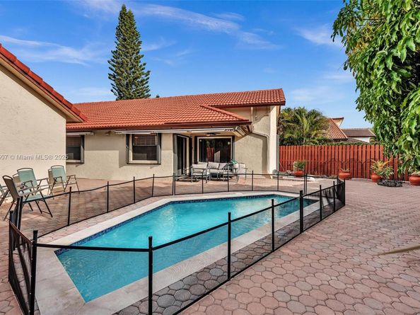 631 SW 113th Ave, Pembroke Pines FL 33025