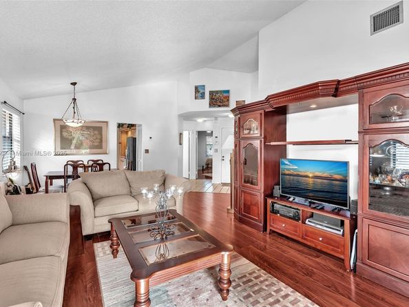 631 SW 113th Ave, Pembroke Pines FL 33025