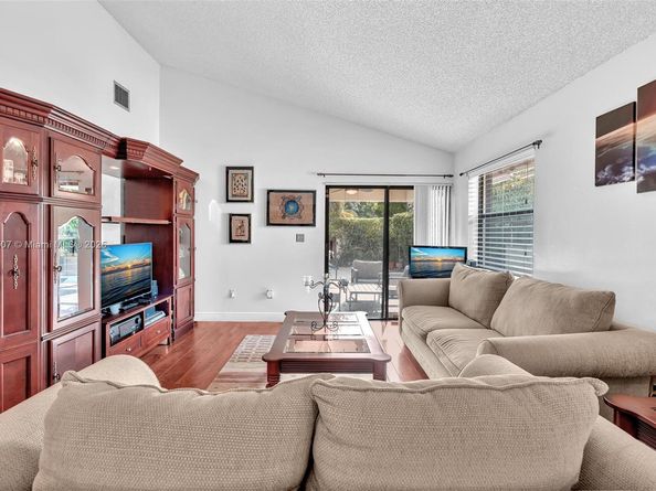 631 SW 113th Ave, Pembroke Pines FL 33025