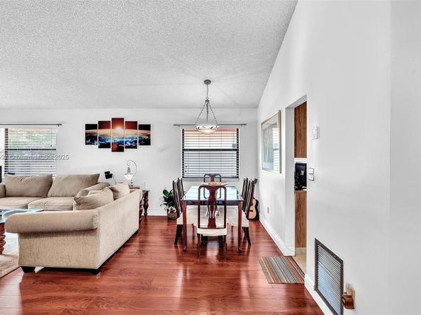 631 SW 113th Ave, Pembroke Pines FL 33025
