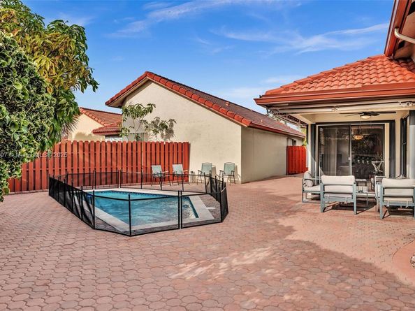 631 SW 113th Ave, Pembroke Pines FL 33025