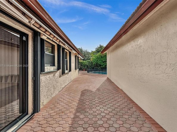 631 SW 113th Ave, Pembroke Pines FL 33025