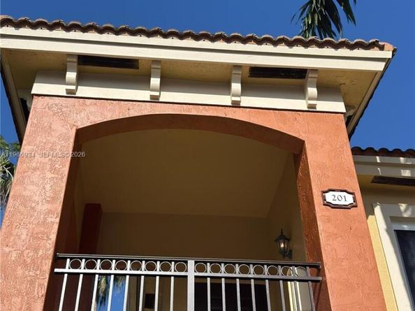 930 NE 34th Ave 201, Homestead FL 33033