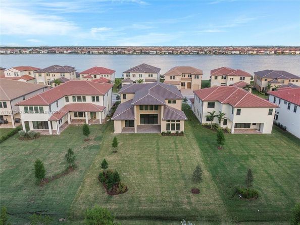 9065 W Parkland Bay Trl, Parkland FL 33076