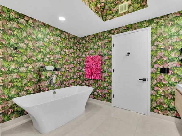 17111 SE Biscayne Blvd 909, North Miami Beach FL 33160