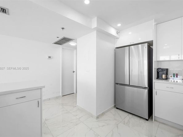 4101 Pine Tree Dr 919, Miami Beach FL 33140