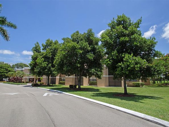 16400 Golf Club Rd 111, Weston FL 33326