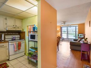 8861 Sunrise Lakes Blvd 106, Sunrise FL 33322