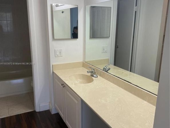 731 N Pine Island Rd 306, Plantation FL 33324