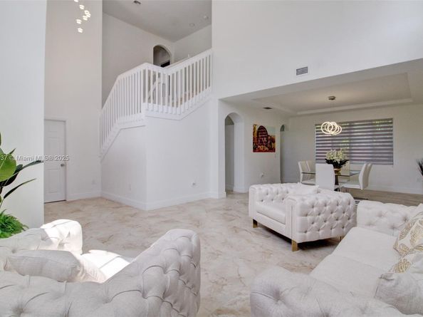 1033 NE 35th Ave, Homestead FL 33033
