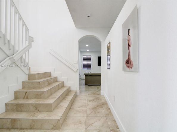1033 NE 35th Ave, Homestead FL 33033