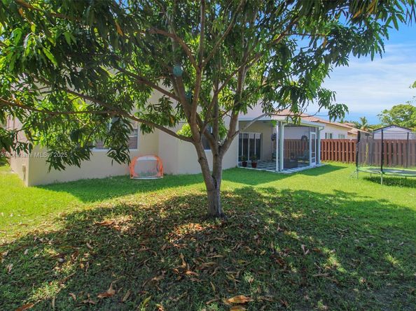 1033 NE 35th Ave, Homestead FL 33033