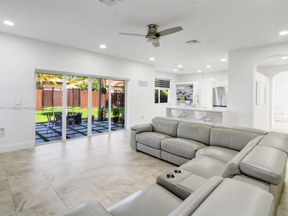 1033 NE 35th Ave, Homestead FL 33033