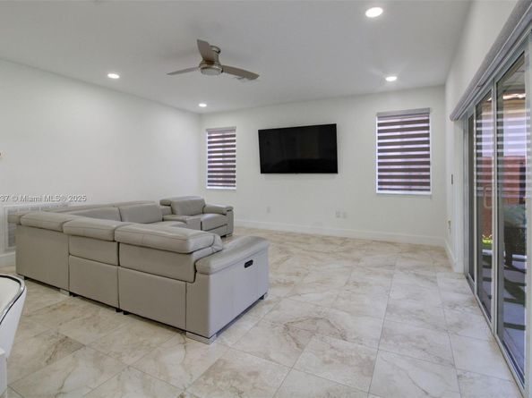 1033 NE 35th Ave, Homestead FL 33033
