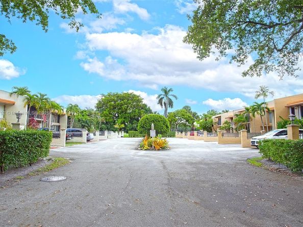 8811 Gatehouse Rd 8, Plantation FL 33324