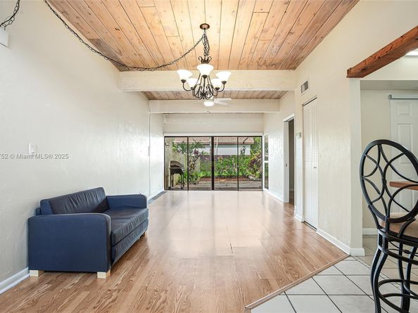8811 Gatehouse Rd 8, Plantation FL 33324