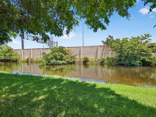 5240 Redwood Ct, Plantation FL 33317