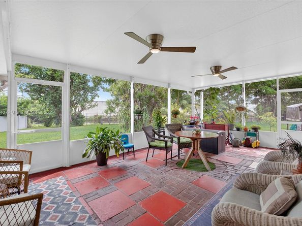 5240 Redwood Ct, Plantation FL 33317