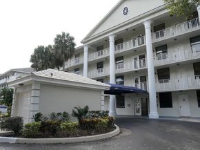 1709 Whitehall Dr 405, Davie FL 33324