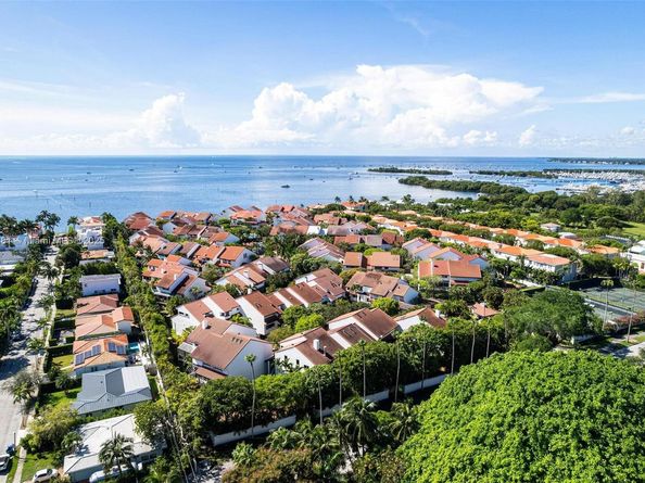 2000 S Bayshore Dr 72, Miami FL 33133