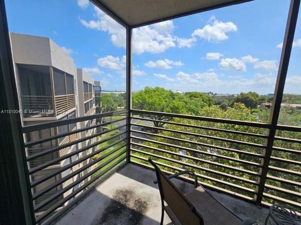 900 Colony Point Cir 505, Pembroke Pines FL 33026