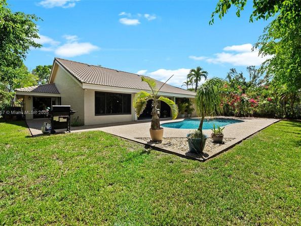 2000 Lakeshore Dr, Weston FL 33326