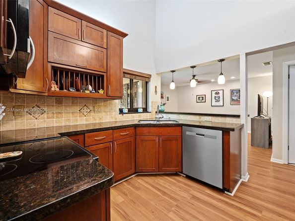 2000 Lakeshore Dr, Weston FL 33326