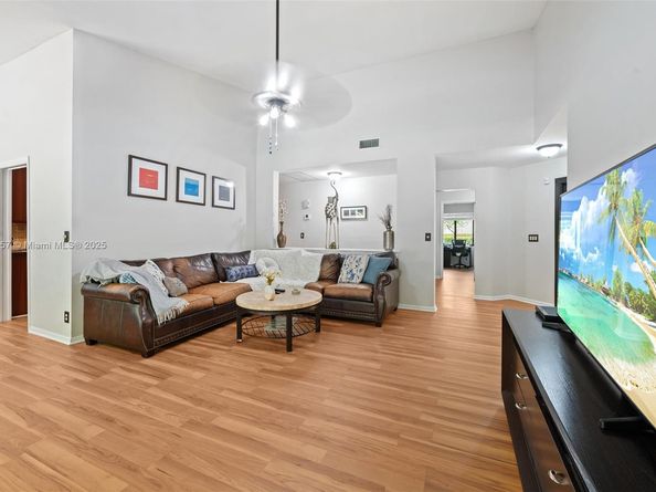 2000 Lakeshore Dr, Weston FL 33326