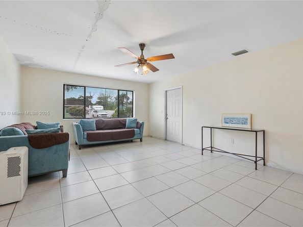 621 SW 5th Ct, Hallandale Beach FL 33009