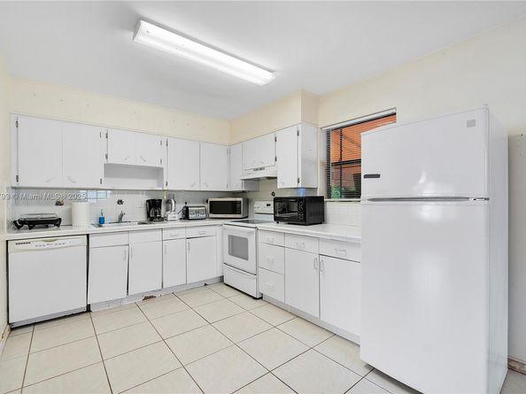 621 SW 5th Ct, Hallandale Beach FL 33009