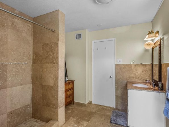 1875 Alamanda Dr, North Miami FL 33181