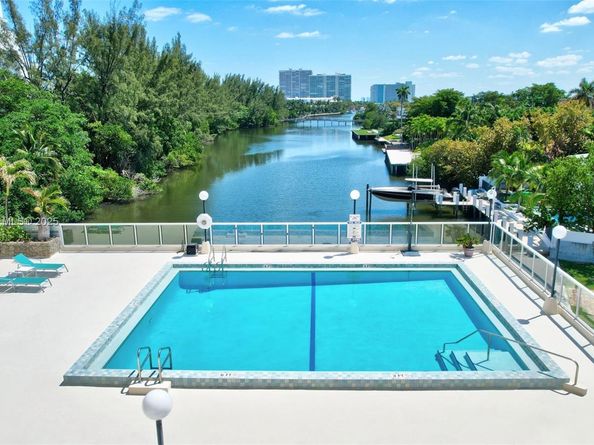 3000 Holiday Dr 306, Fort Lauderdale FL 33316