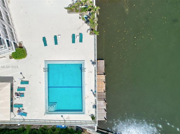 3000 Holiday Dr 306, Fort Lauderdale FL 33316