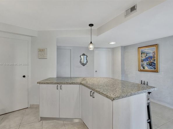 3000 Holiday Dr 306, Fort Lauderdale FL 33316