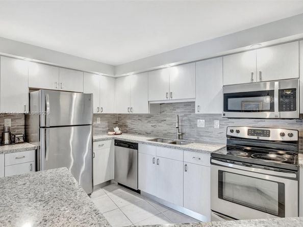 3000 Holiday Dr 306, Fort Lauderdale FL 33316