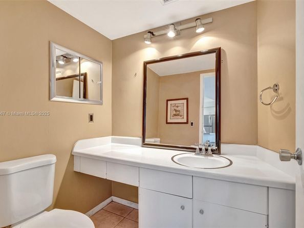 3000 Holiday Dr 306, Fort Lauderdale FL 33316