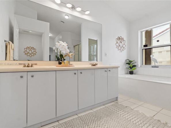 3439 SW 51st St, Hollywood FL 33312