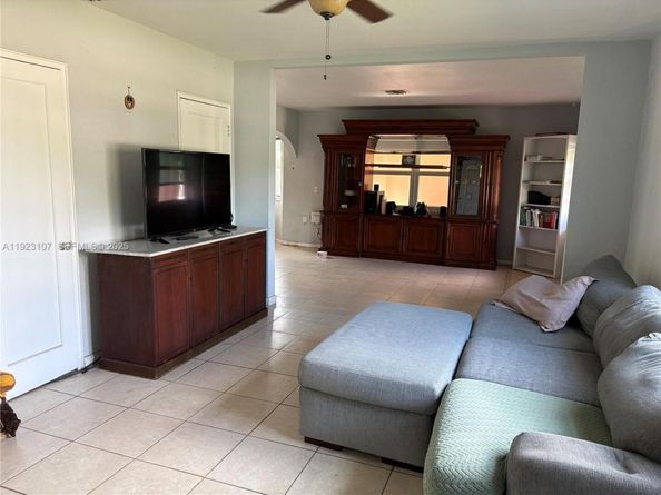 2812 Wiley St, Hollywood FL 33020