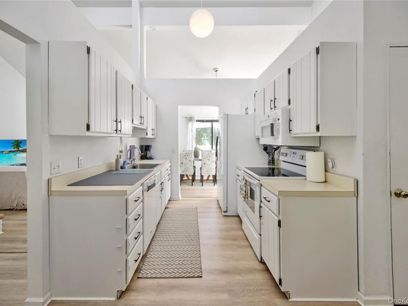 8 School Street, Hampton Bays NY 11946