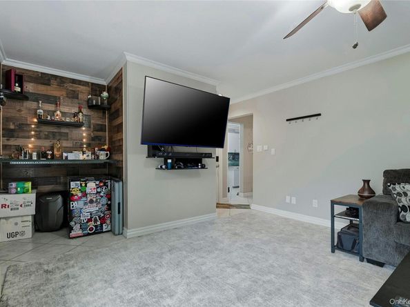 131 Edmunton Drive G14, North Babylon NY 11703