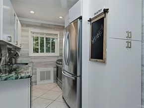 131 Edmunton Drive G14, North Babylon NY 11703