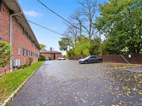 131 Edmunton Drive G14, North Babylon NY 11703
