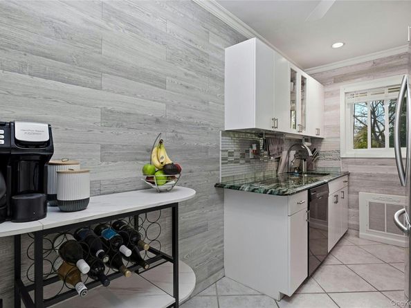 131 Edmunton Drive G14, North Babylon NY 11703