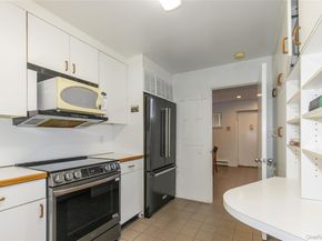 21 Canterbury 17, Great Neck NY 11021
