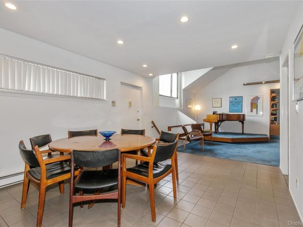 21 Canterbury 17, Great Neck NY 11021