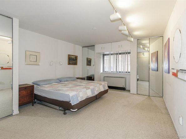 21 Canterbury 17, Great Neck NY 11021